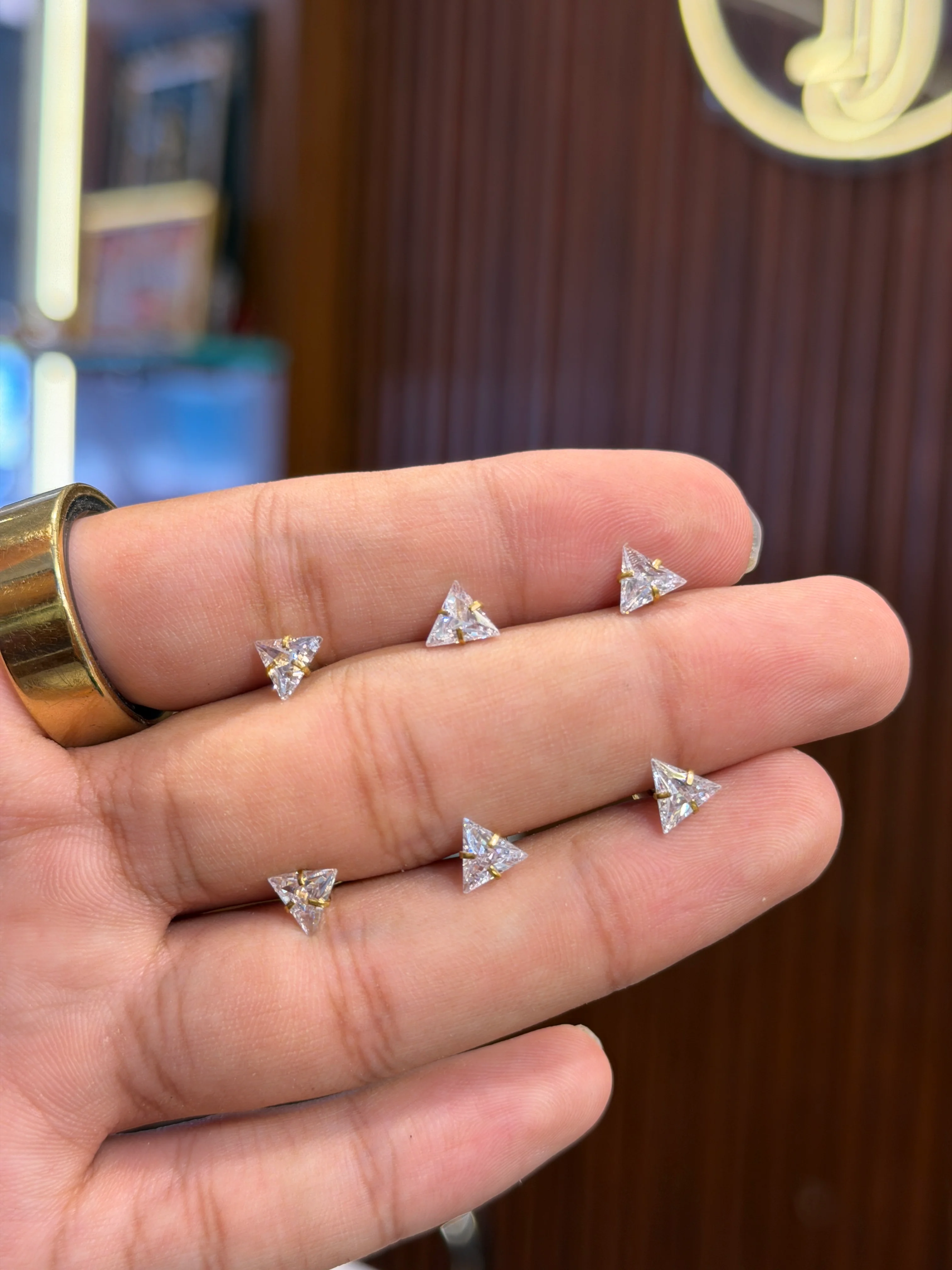 Triangle studs ( single) ⭐⭐⭐⭐⭐ 4.6 (22,564) - Image 5