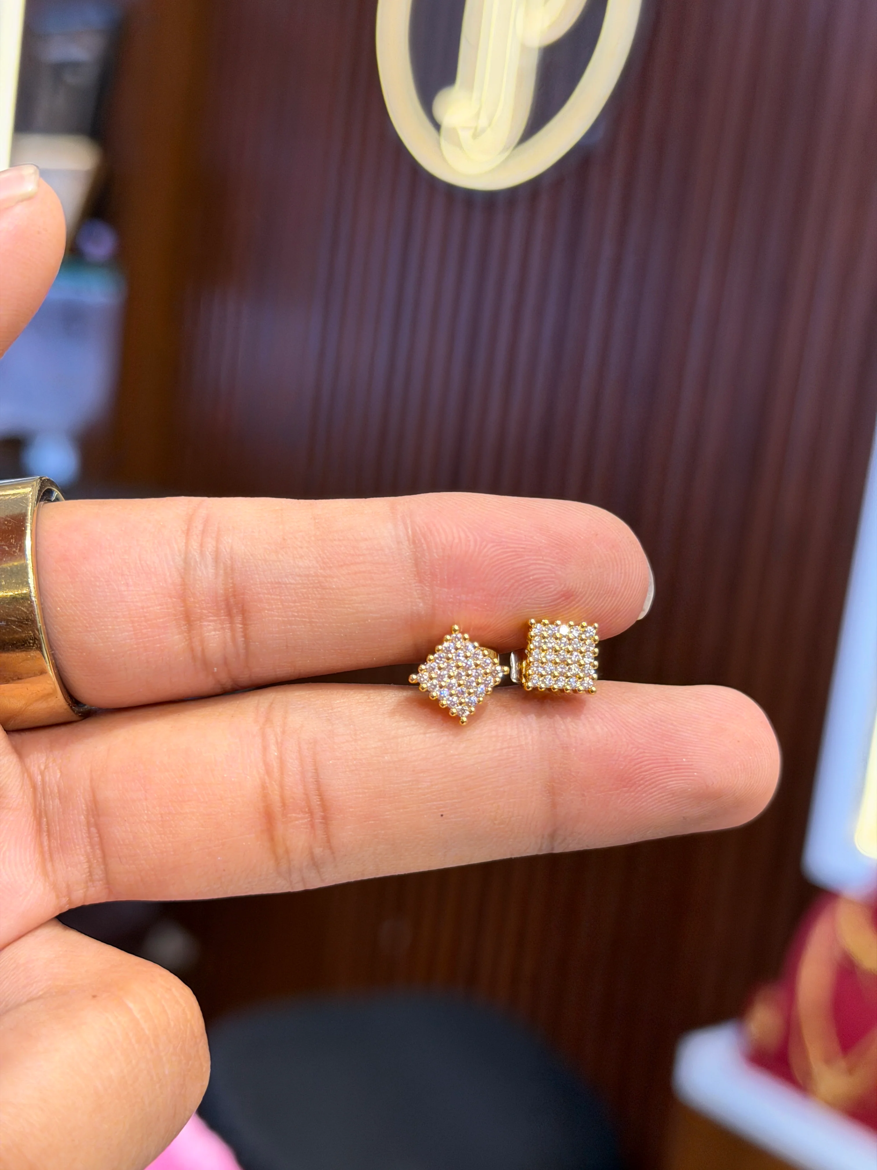 Stud ⭐⭐⭐⭐☆ 4.0 (4,610) - Image 2